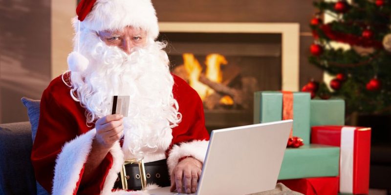 santa sosteniendo tarjeta.