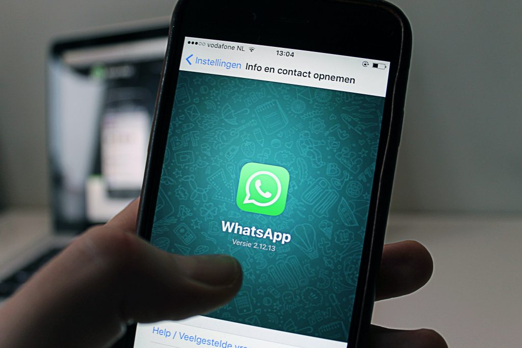 Yo Navego Seguro - WhatsApp refuerza la seguridad y mejora la gestión de tus chats.